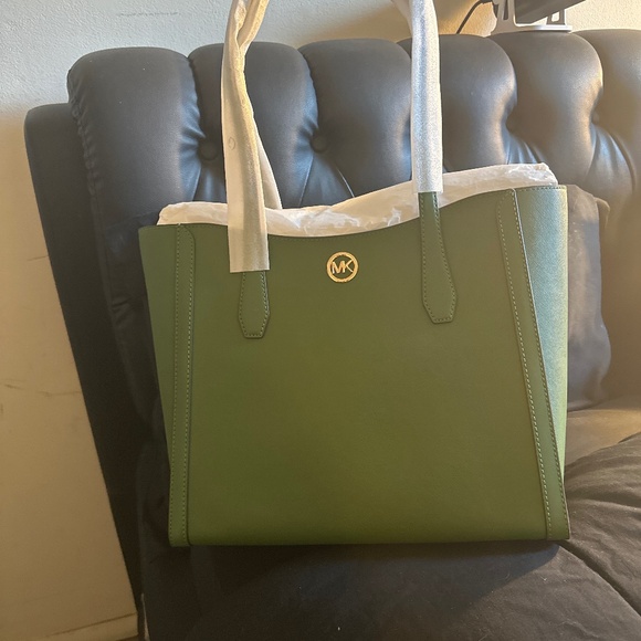 Authentic Michael Kors tote - Picture 1 of 1